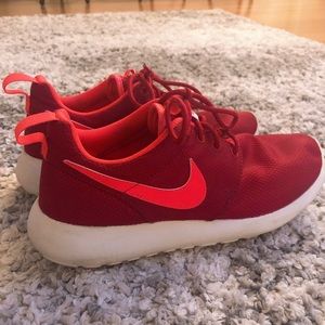 SOLD!!!!!!!!❤️ Nike Roshe runs shoes ❤️